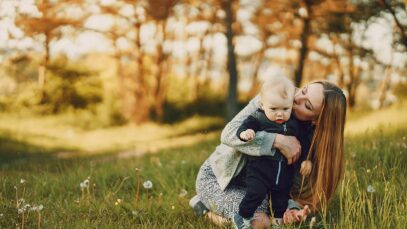 madre-abraza-hijo